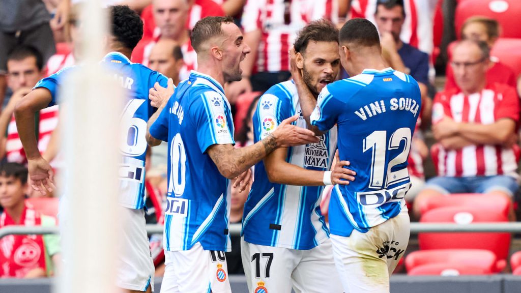 braithwaite-embracing-espanyol-family-after-rough-ride-with-barcelona-1024x576.jpg